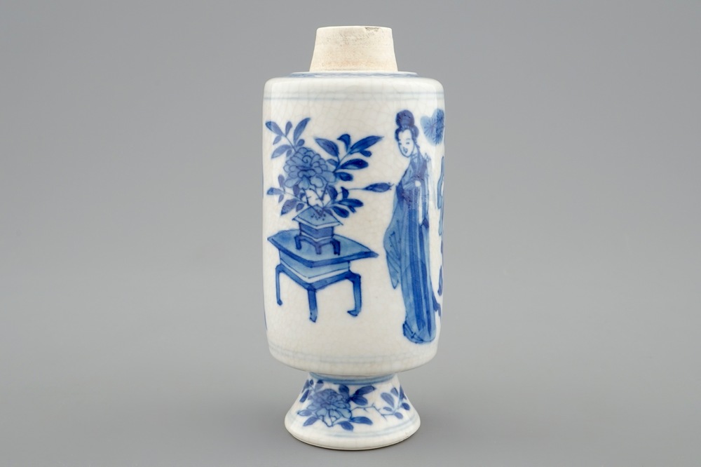 Un vase en porcelaine tendre de Chine bleu et blanc, Kangxi